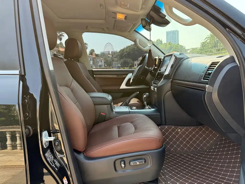 Toyota Land Cruiser (Imported) 2019 Model 5.7L Automatic 2019 - thumbnail 7