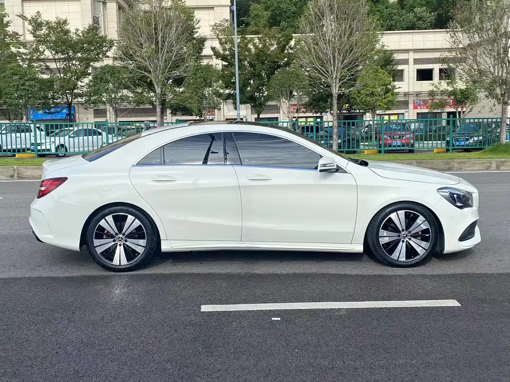 Mercedes-Benz Mercedes-Benz CLA 200 Fashion Edition 2017 Model Year 2017 - thumbnail 3