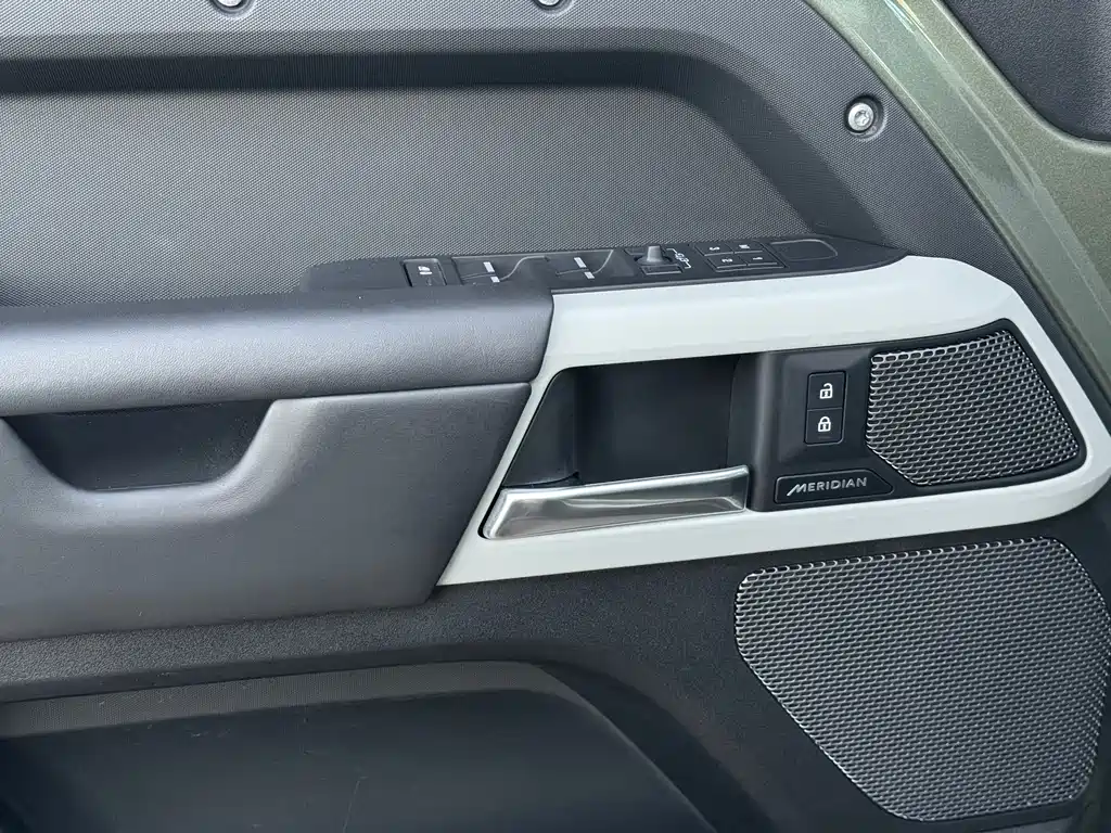 Land Rover Land Rover Defender 2023 110 3.0T P400 Dark Edition 2023 - thumbnail 15