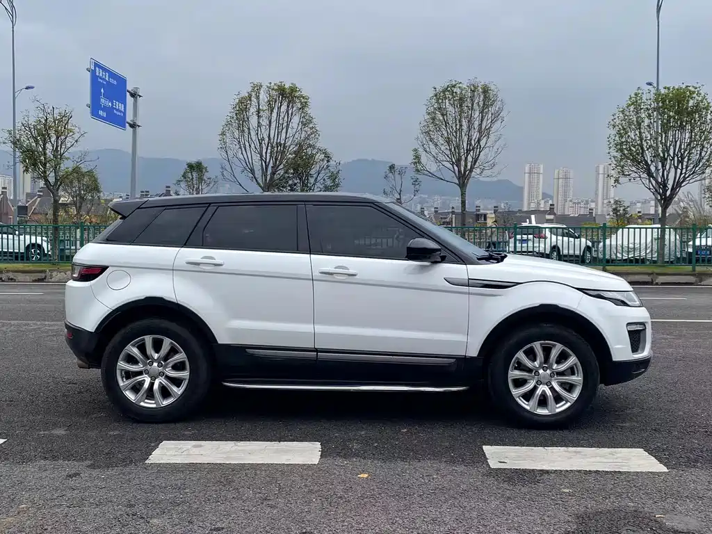 Land Rover Range Rover Evoque 2017 2.0T SE Intelligent Edition 2016 - thumbnail 3