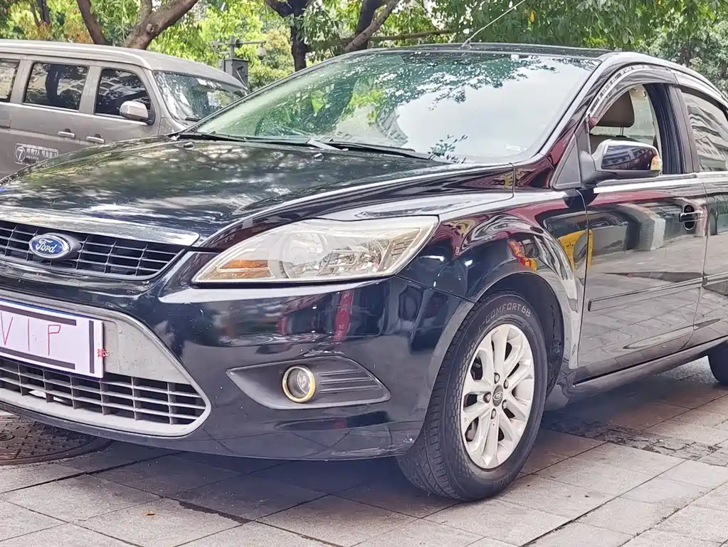 Ford Ford Focus 2011 Sedan 1.8L Automatic Luxury Edition 2011