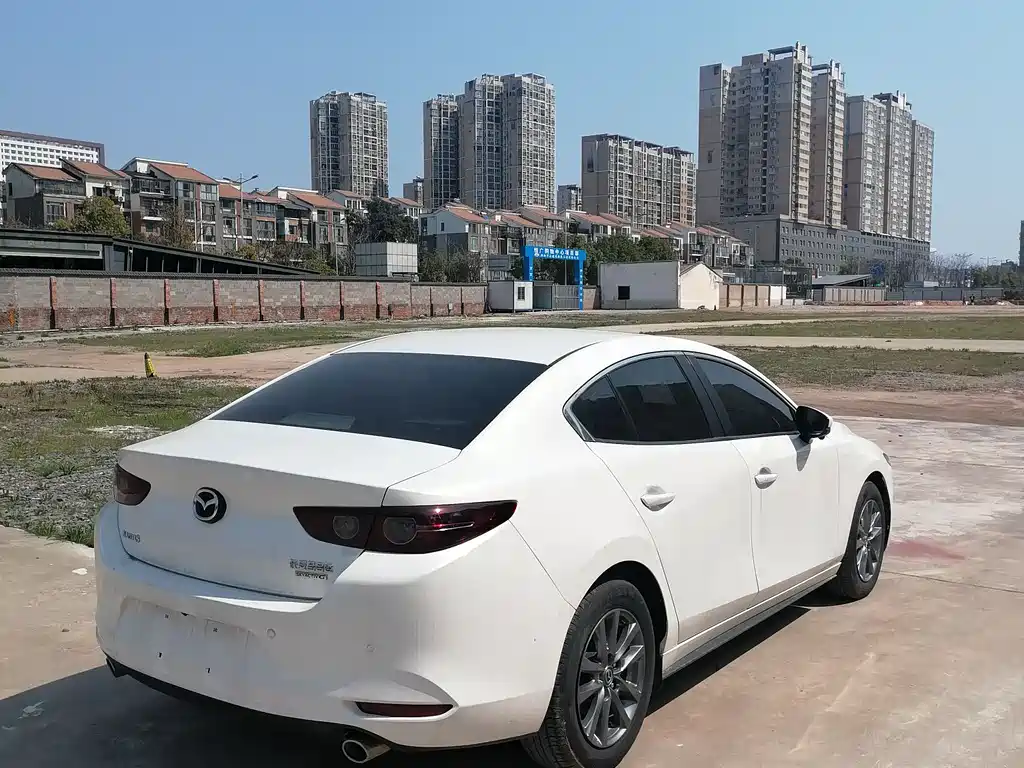 Mazda Mazda 3 Axela 2021 1.5L Automatic Premium Version 2021 - thumbnail 2