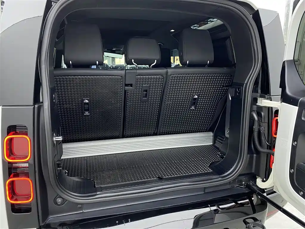 Land Rover Land Rover Defender 2022 90 2.0T P300 X-DYNAMIC HSE 2022 - thumbnail 25