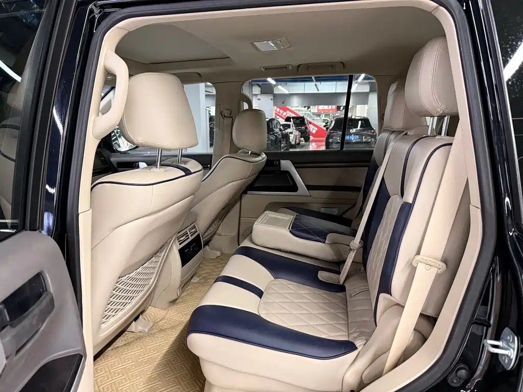 Toyota Land Cruiser (Imported) 2019 Model 4.0L Automatic 2020 - thumbnail 8