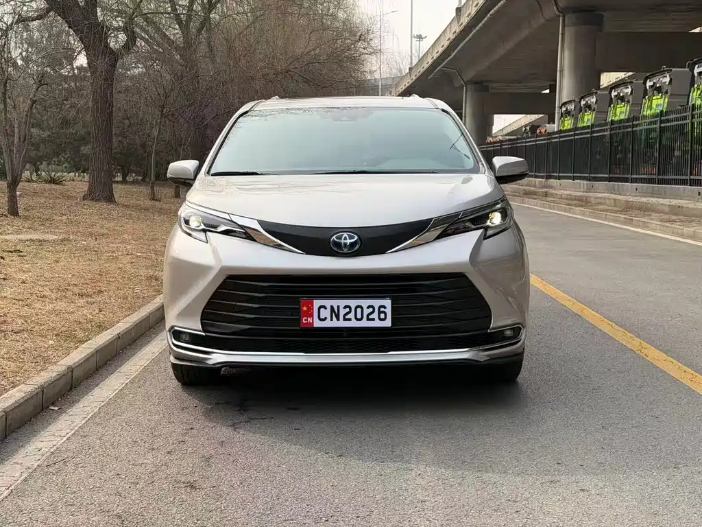 Toyota Toyota Sienna 2021 2.5L Hybrid LE 2023 - thumbnail 2