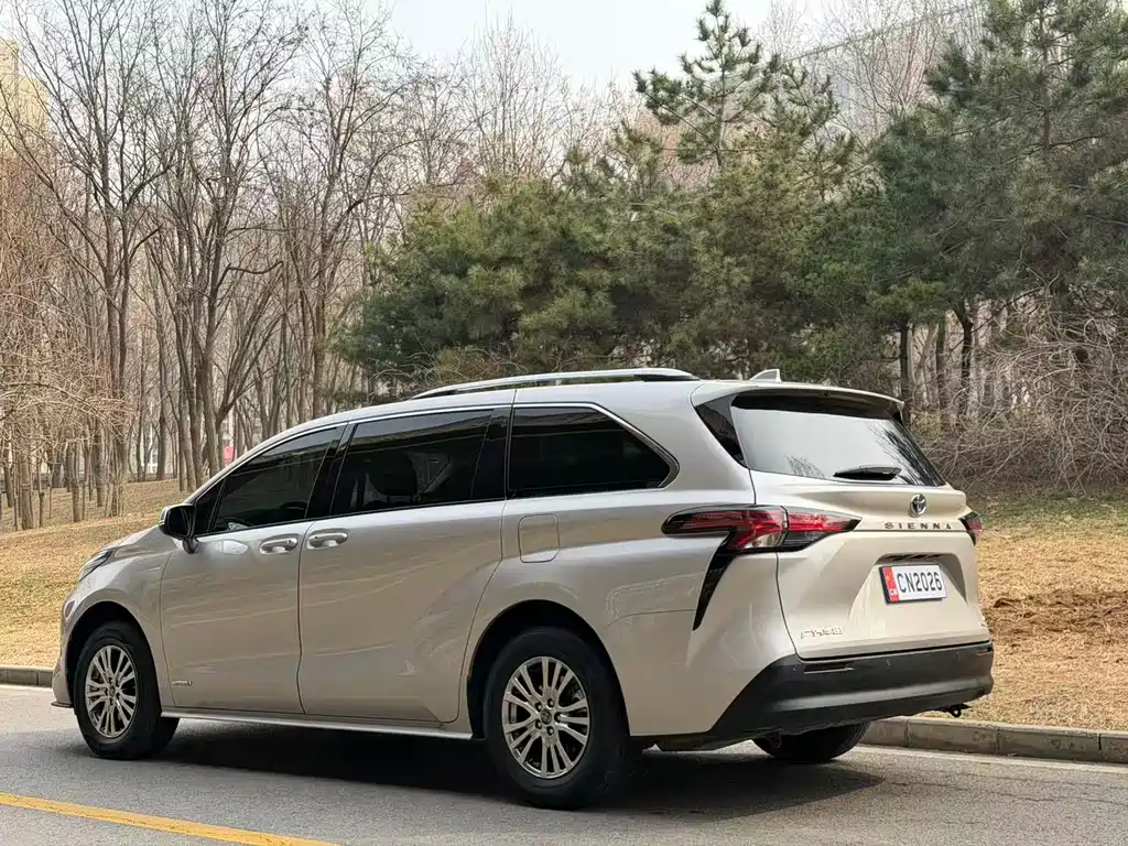 Toyota Toyota Sienna 2021 2.5L Hybrid LE 2023 - thumbnail 4