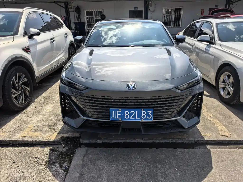 Changan Changan UNI-V 2022 1.5T Premium Edition 2022 - thumbnail 2