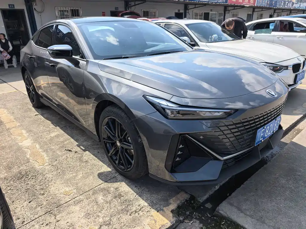Changan Changan UNI-V 2022 1.5T Premium Edition 2022 - thumbnail 3