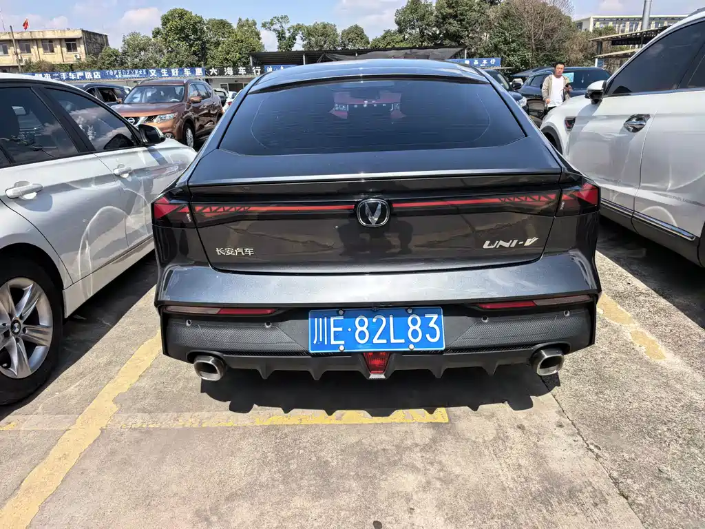 Changan Changan UNI-V 2022 1.5T Premium Edition 2022 - thumbnail 5