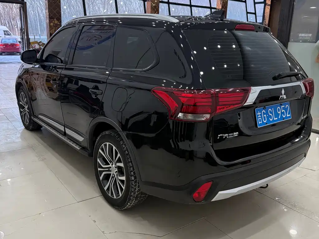 Mitsubishi Mitsubishi Outlander 2018 2.0L 2WD Glory Edition 5-seater 2018 - thumbnail 3