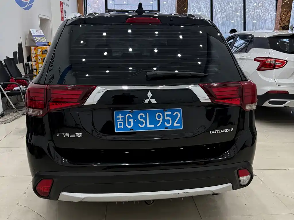 Mitsubishi Mitsubishi Outlander 2018 2.0L 2WD Glory Edition 5-seater 2018 - thumbnail 4