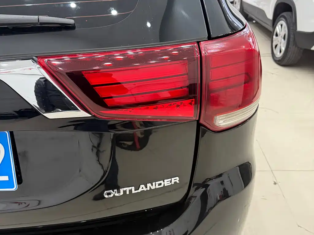 Mitsubishi Mitsubishi Outlander 2018 2.0L 2WD Glory Edition 5-seater 2018 - thumbnail 9