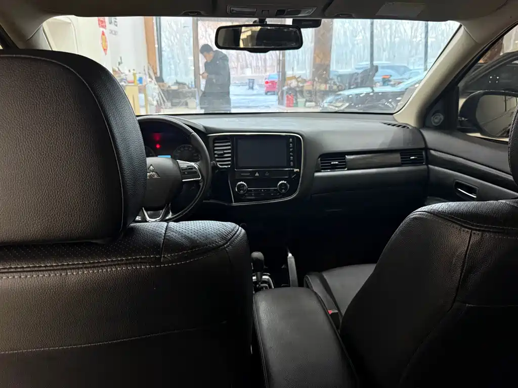 Mitsubishi Mitsubishi Outlander 2018 2.0L 2WD Glory Edition 5-seater 2018 - thumbnail 11