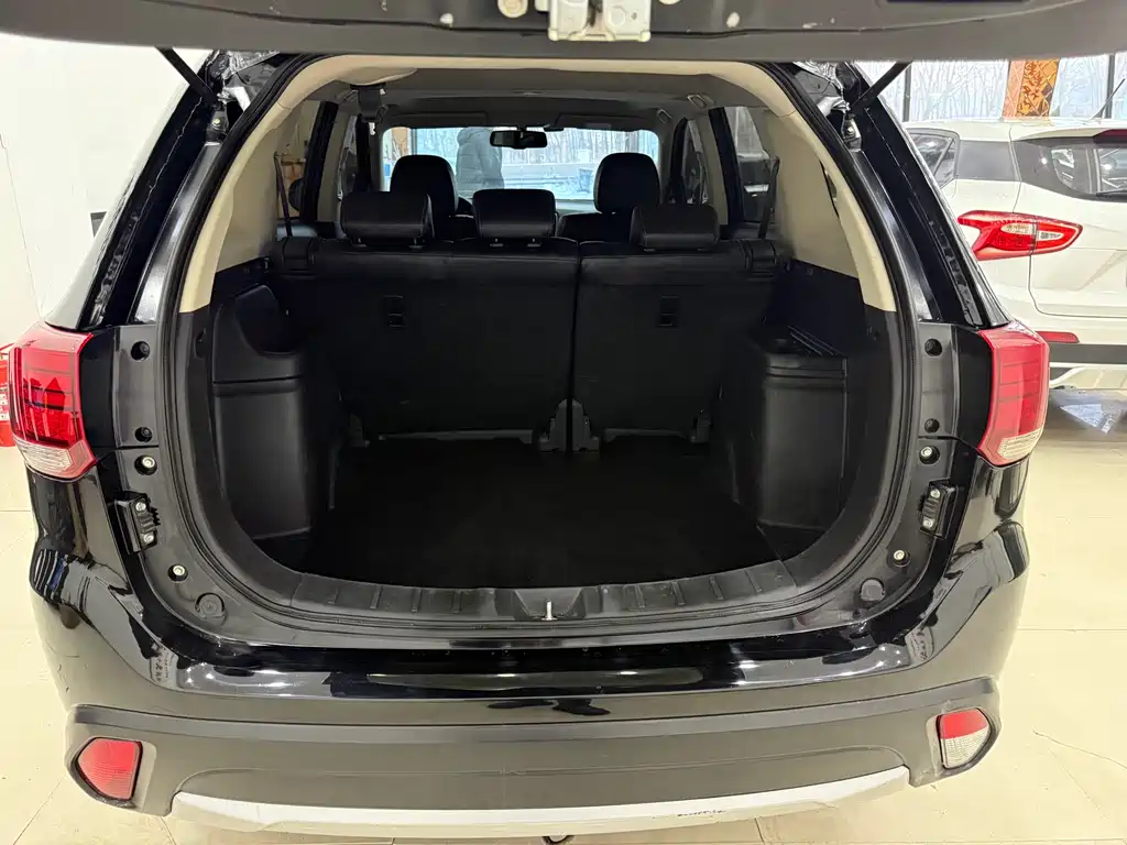 Mitsubishi Mitsubishi Outlander 2018 2.0L 2WD Glory Edition 5-seater 2018 - thumbnail 13
