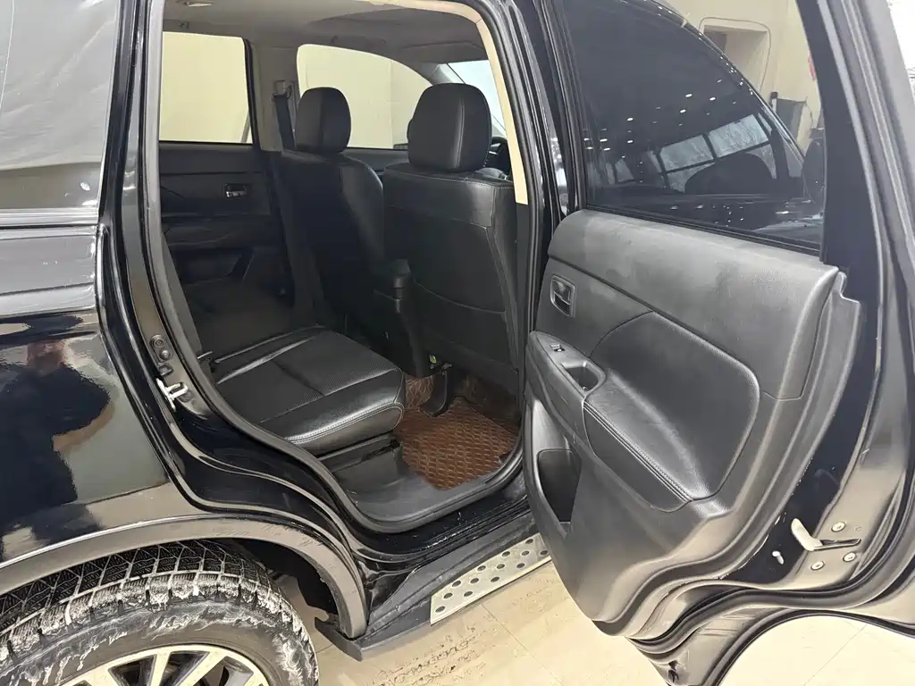 Mitsubishi Mitsubishi Outlander 2018 2.0L 2WD Glory Edition 5-seater 2018 - thumbnail 14