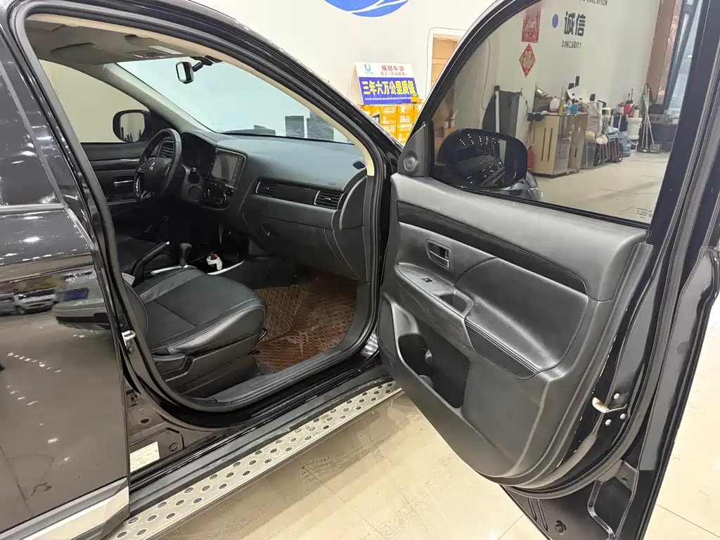 Mitsubishi Mitsubishi Outlander 2018 2.0L 2WD Glory Edition 5-seater 2018 - thumbnail 15