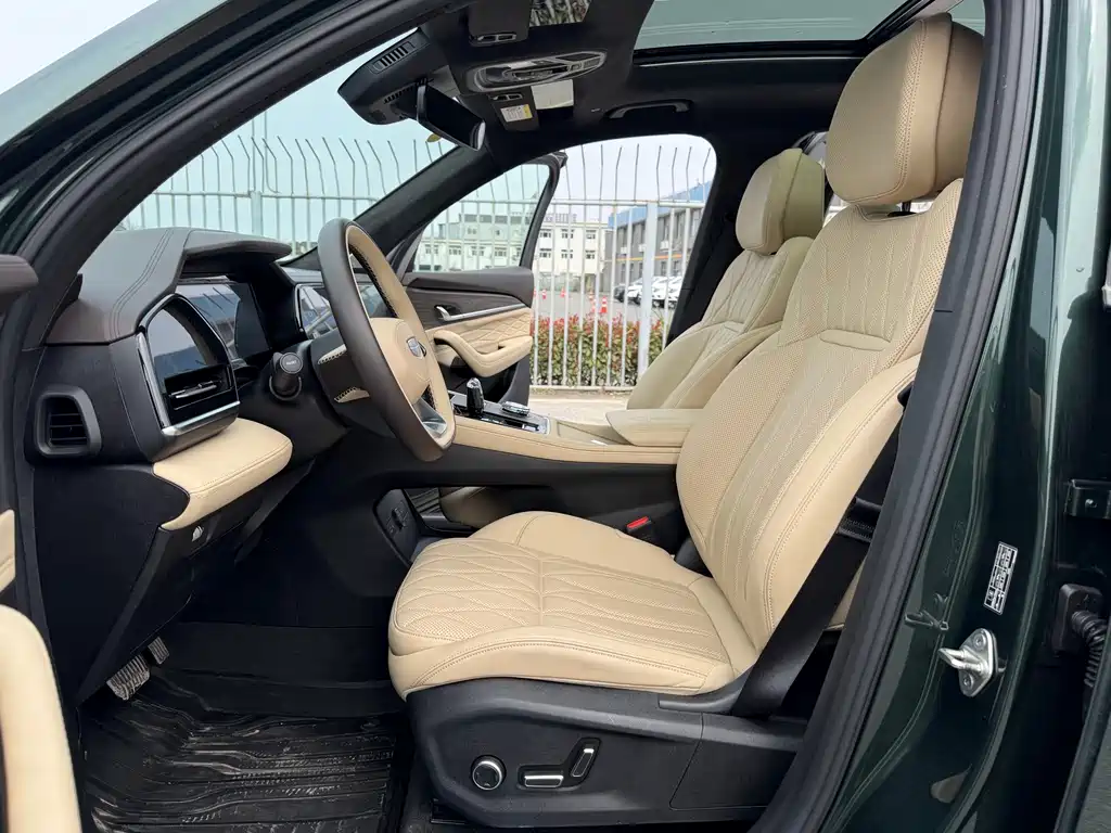 Geely Auto Geely Xingyue L 2025 Edition Dongfang Yao 2.0TD Automatic揽Star Version Note: The "揽Star" (Lanxing) literally means "star-grabbing" but in this context it's likely referring to the "Automatic" transmission version with a star-themed package, so it would be marketed as something like "Automatic Star Package" or similar in international markets. However, since you requested the exact translation of the model name as given: Geely Xingyue L 2025 Dongfang Yao 2.0TD Automatic Lanxing Version 2024 - thumbnail 4