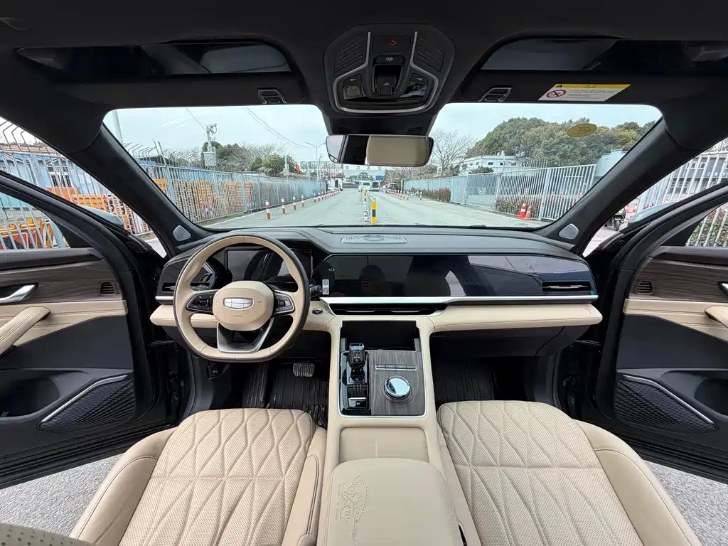 Geely Auto Geely Xingyue L 2025 Edition Dongfang Yao 2.0TD Automatic揽Star Version Note: The "揽Star" (Lanxing) literally means "star-grabbing" but in this context it's likely referring to the "Automatic" transmission version with a star-themed package, so it would be marketed as something like "Automatic Star Package" or similar in international markets. However, since you requested the exact translation of the model name as given: Geely Xingyue L 2025 Dongfang Yao 2.0TD Automatic Lanxing Version 2024 - thumbnail 5