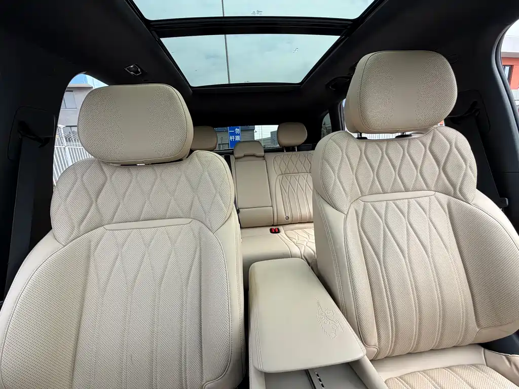Geely Auto Geely Xingyue L 2025 Edition Dongfang Yao 2.0TD Automatic揽Star Version Note: The "揽Star" (Lanxing) literally means "star-grabbing" but in this context it's likely referring to the "Automatic" transmission version with a star-themed package, so it would be marketed as something like "Automatic Star Package" or similar in international markets. However, since you requested the exact translation of the model name as given: Geely Xingyue L 2025 Dongfang Yao 2.0TD Automatic Lanxing Version 2024 - thumbnail 11