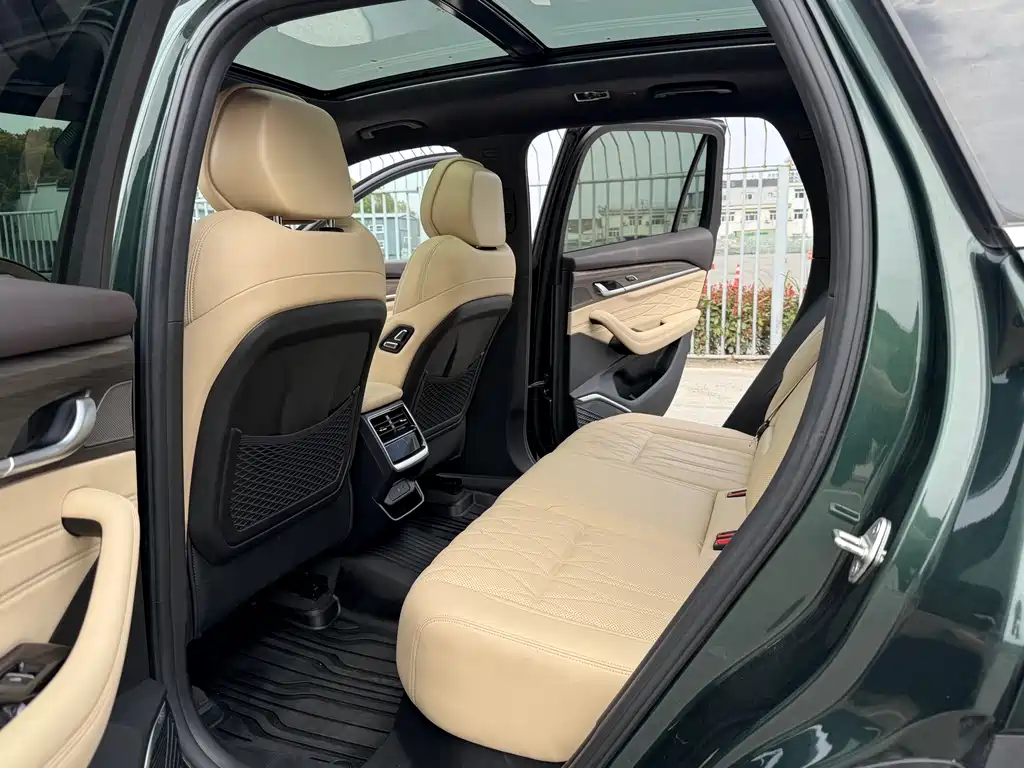 Geely Auto Geely Xingyue L 2025 Edition Dongfang Yao 2.0TD Automatic揽Star Version Note: The "揽Star" (Lanxing) literally means "star-grabbing" but in this context it's likely referring to the "Automatic" transmission version with a star-themed package, so it would be marketed as something like "Automatic Star Package" or similar in international markets. However, since you requested the exact translation of the model name as given: Geely Xingyue L 2025 Dongfang Yao 2.0TD Automatic Lanxing Version 2024 - thumbnail 13