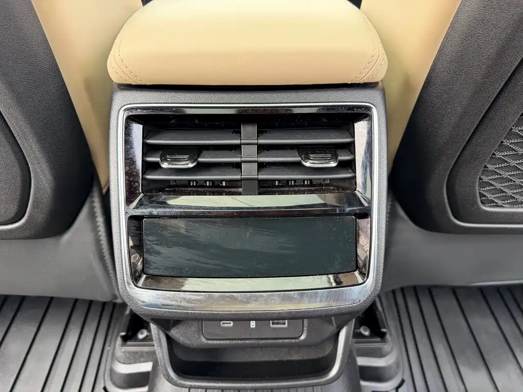 Geely Auto Geely Xingyue L 2025 Edition Dongfang Yao 2.0TD Automatic揽Star Version Note: The "揽Star" (Lanxing) literally means "star-grabbing" but in this context it's likely referring to the "Automatic" transmission version with a star-themed package, so it would be marketed as something like "Automatic Star Package" or similar in international markets. However, since you requested the exact translation of the model name as given: Geely Xingyue L 2025 Dongfang Yao 2.0TD Automatic Lanxing Version 2024 - thumbnail 14
