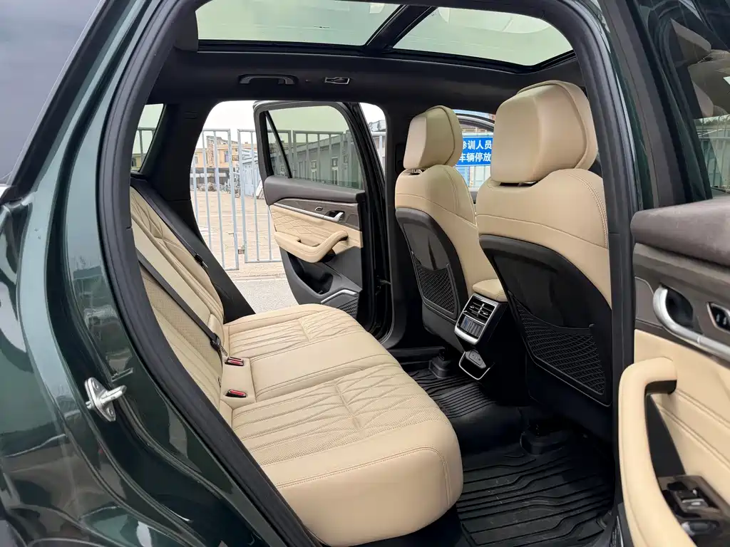 Geely Auto Geely Xingyue L 2025 Edition Dongfang Yao 2.0TD Automatic揽Star Version Note: The "揽Star" (Lanxing) literally means "star-grabbing" but in this context it's likely referring to the "Automatic" transmission version with a star-themed package, so it would be marketed as something like "Automatic Star Package" or similar in international markets. However, since you requested the exact translation of the model name as given: Geely Xingyue L 2025 Dongfang Yao 2.0TD Automatic Lanxing Version 2024 - thumbnail 15