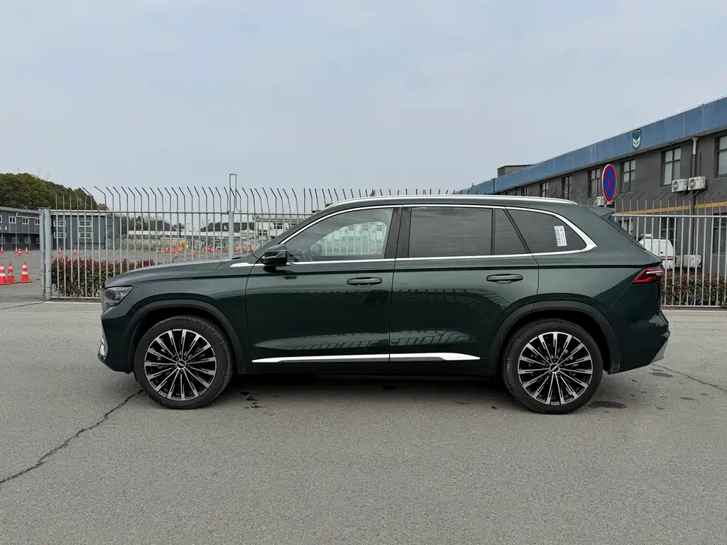 Geely Auto Geely Xingyue L 2025 Edition Dongfang Yao 2.0TD Automatic揽Star Version Note: The "揽Star" (Lanxing) literally means "star-grabbing" but in this context it's likely referring to the "Automatic" transmission version with a star-themed package, so it would be marketed as something like "Automatic Star Package" or similar in international markets. However, since you requested the exact translation of the model name as given: Geely Xingyue L 2025 Dongfang Yao 2.0TD Automatic Lanxing Version 2024 - thumbnail 19