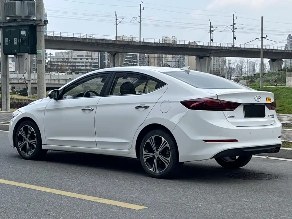 Hyundai Elantra 2018 1.4T DCT Sport Edition 2019 - thumbnail 4