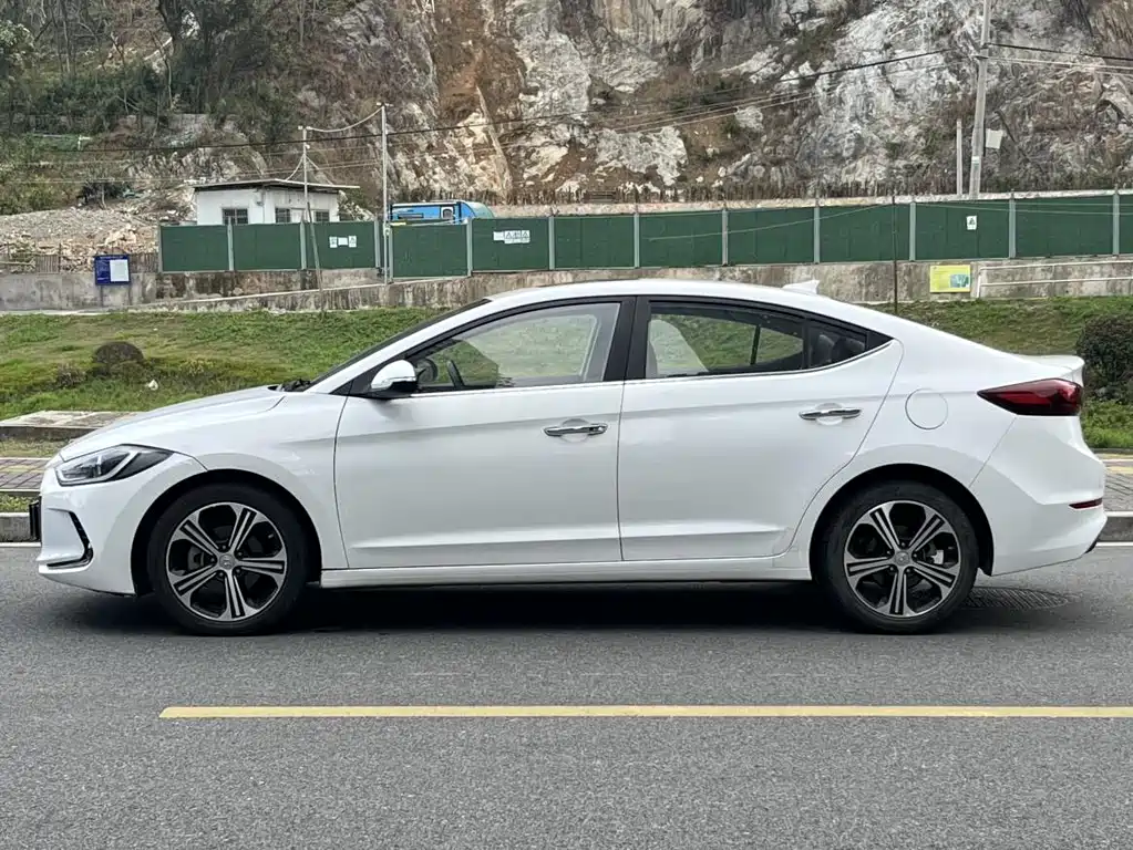 Hyundai Elantra 2018 1.4T DCT Sport Edition 2019 - thumbnail 7