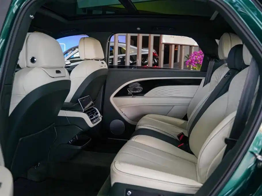 Bentley Bentayga 2023 4.0T V8 Extended Wheelbase Azure Edition 2024 - thumbnail 3