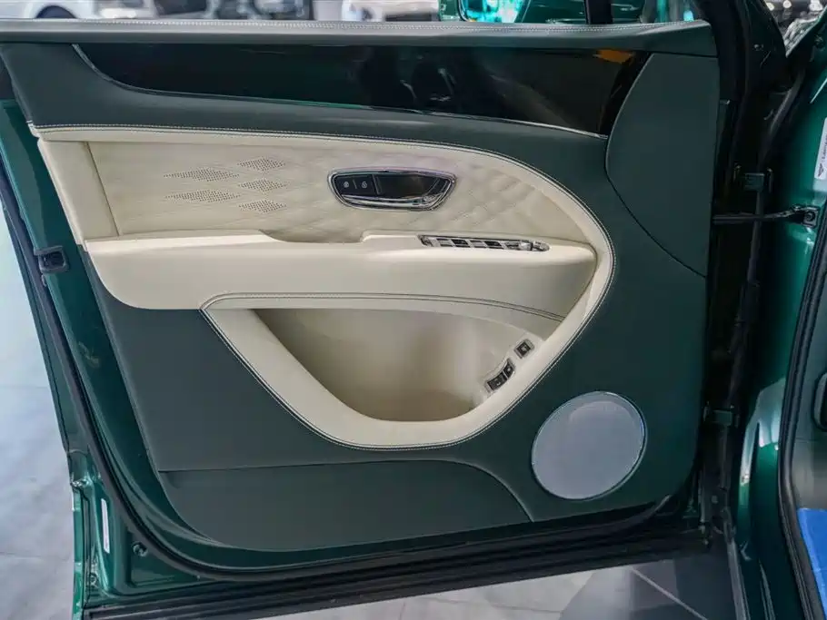 Bentley Bentayga 2023 4.0T V8 Extended Wheelbase Azure Edition 2024 - thumbnail 10