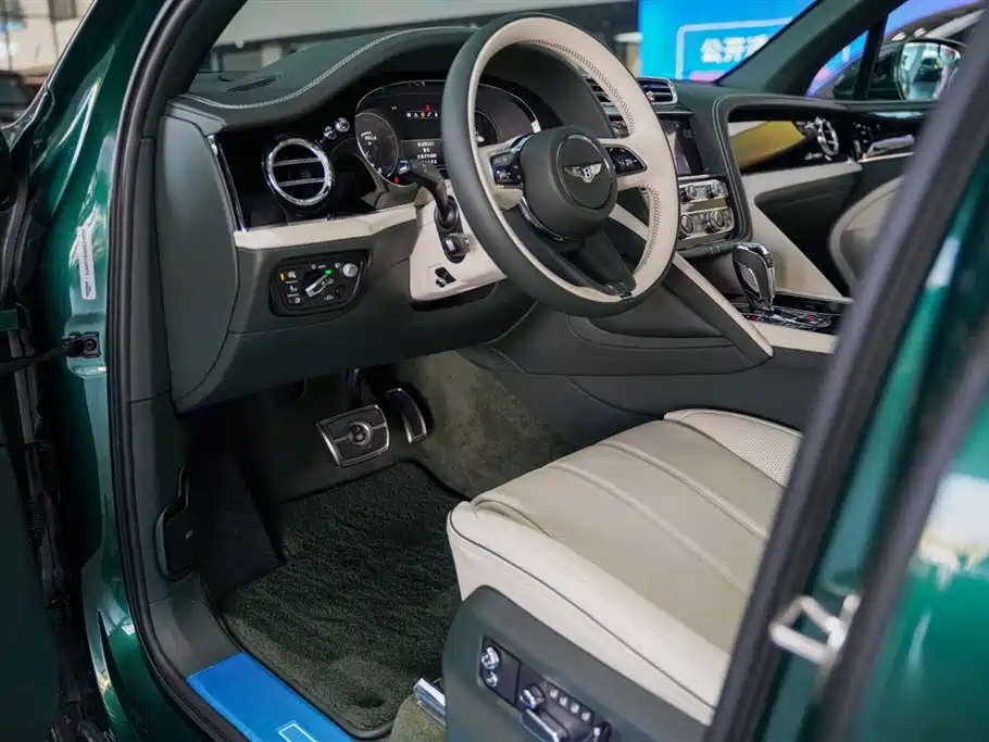 Bentley Bentayga 2023 4.0T V8 Extended Wheelbase Azure Edition 2024 - thumbnail 12