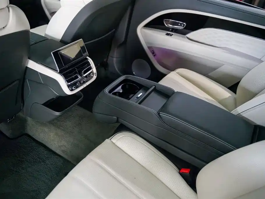 Bentley Bentayga 2023 4.0T V8 Extended Wheelbase Azure Edition 2024 - thumbnail 14