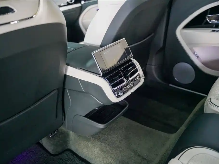 Bentley Bentayga 2023 4.0T V8 Extended Wheelbase Azure Edition 2024 - thumbnail 15