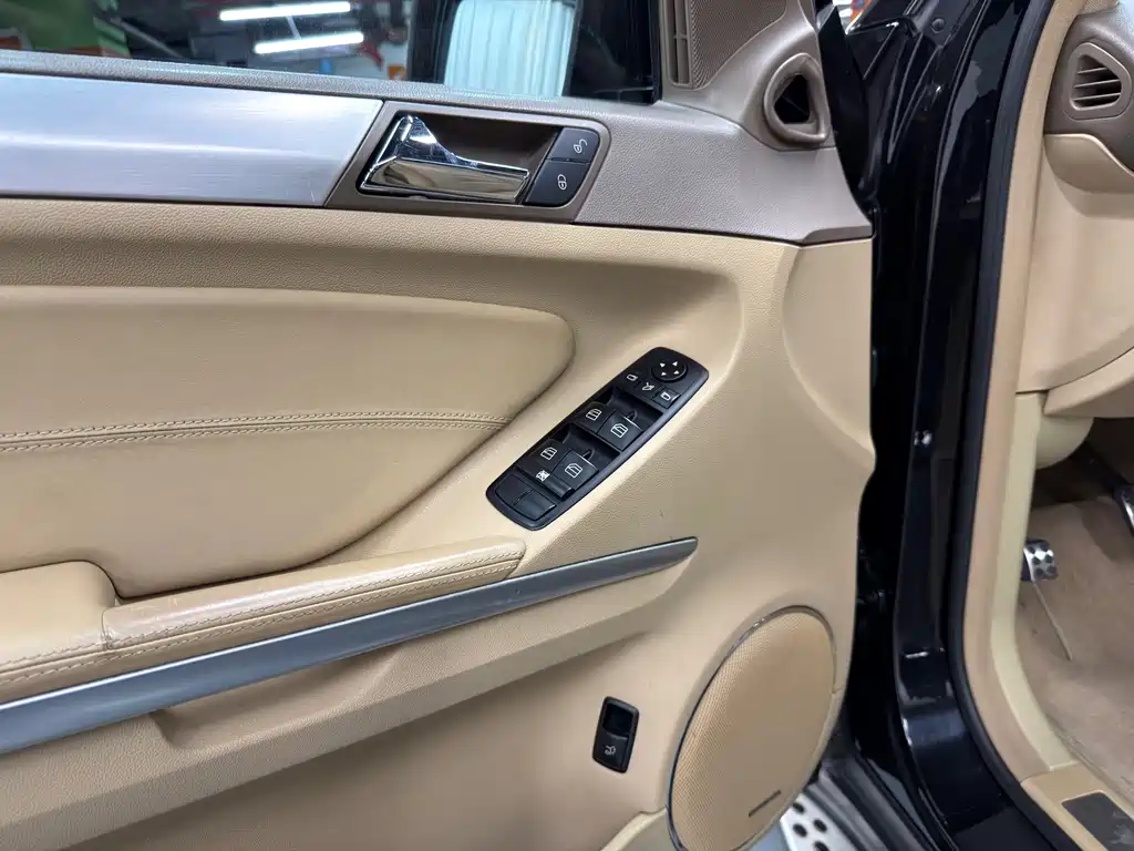 Mercedes-Benz Mercedes-Benz M-Class AMG 2011 ML 63 AMG 2010 - thumbnail 5