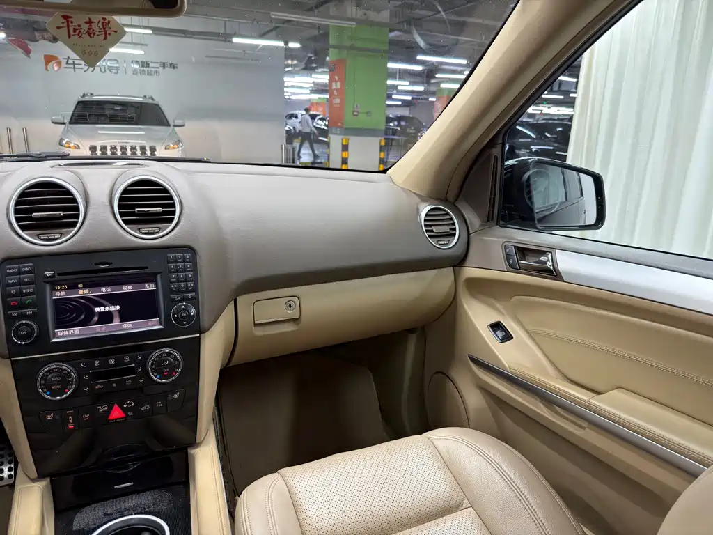 Mercedes-Benz Mercedes-Benz M-Class AMG 2011 ML 63 AMG 2010 - thumbnail 14
