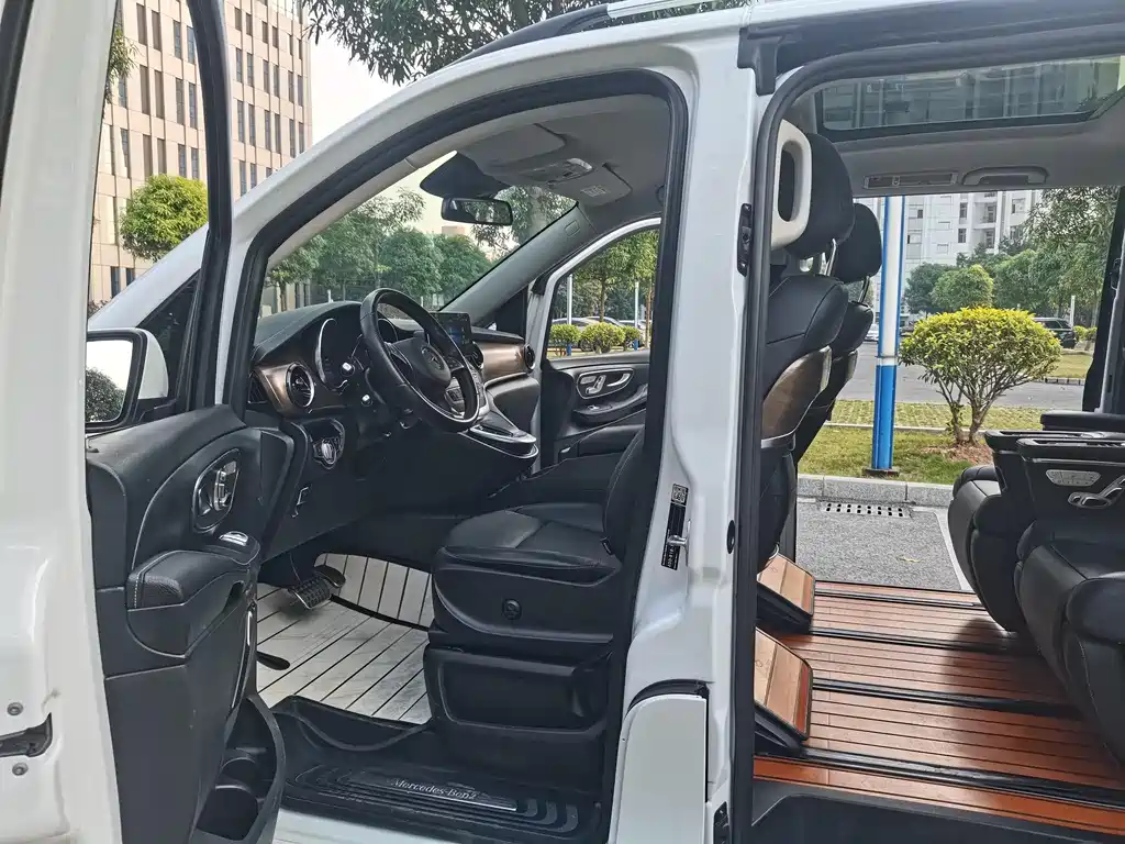 Mercedes-Benz Mercedes-Benz V-Class 2021 V 260 Exclusive Edition 2021 - thumbnail 4