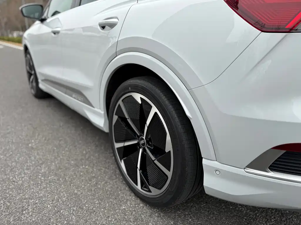 Audi Audi Q4 e-tron 2023 50 e-tron quattro Premium Plus 2023 - thumbnail 7