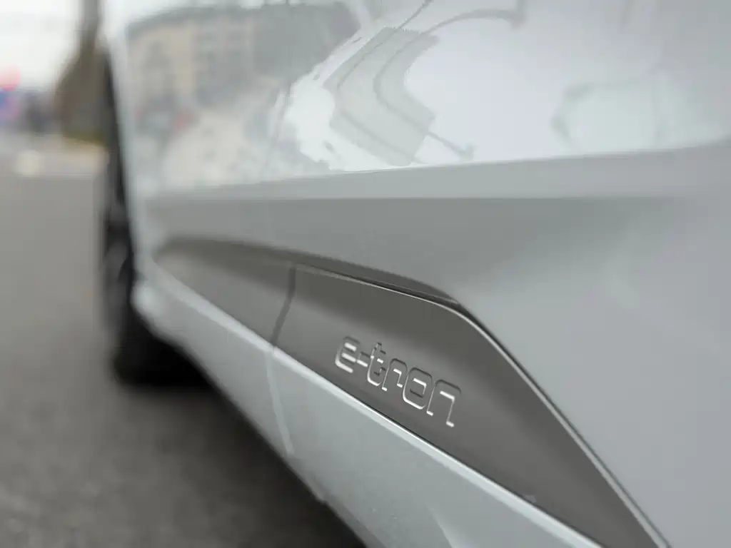 Audi Audi Q4 e-tron 2023 50 e-tron quattro Premium Plus 2023 - thumbnail 8