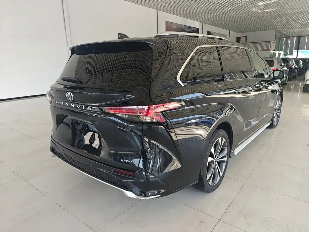 Toyota Toyota Granvia 2024 Model 2.5L Hybrid Premium Plus Version 2025 - thumbnail 4