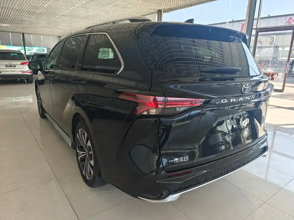 Toyota Toyota Granvia 2024 Model 2.5L Hybrid Premium Plus Version 2025 - thumbnail 6