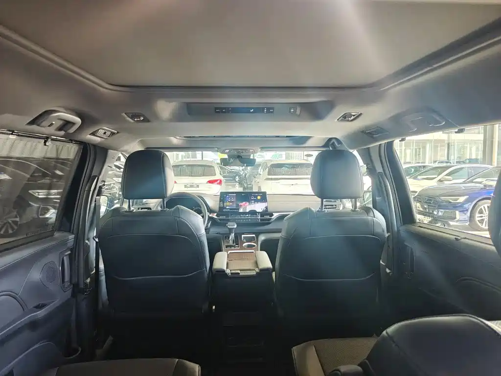 Toyota Toyota Granvia 2024 Model 2.5L Hybrid Premium Plus Version 2025 - thumbnail 10