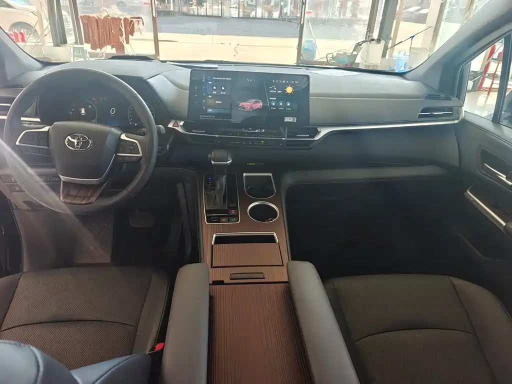 Toyota Toyota Granvia 2024 Model 2.5L Hybrid Premium Plus Version 2025 - thumbnail 18