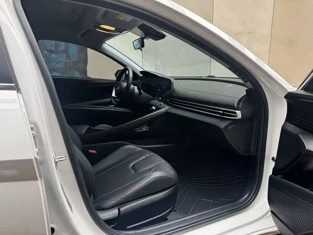 Hyundai Hyundai Elantra 2023 1.5L CVT LUX Premium Edition 2023 - thumbnail 8