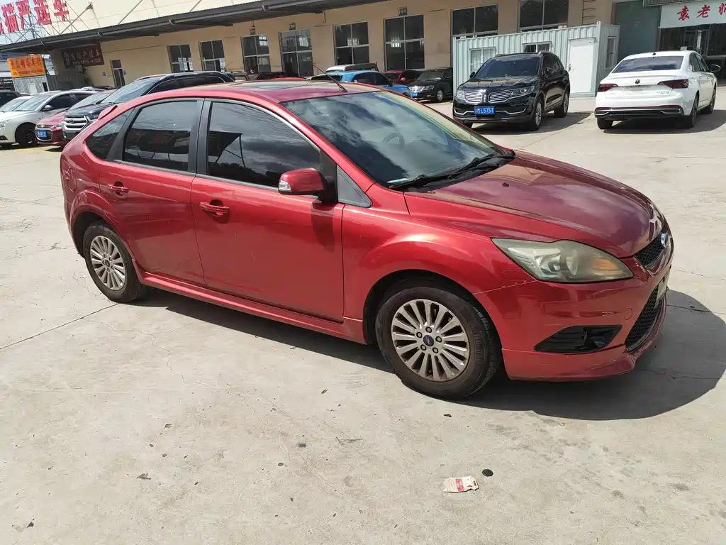 Ford Ford Focus 2013 Hatchback Classic 1.8L Manual Fashion Edition 2014 - thumbnail 3