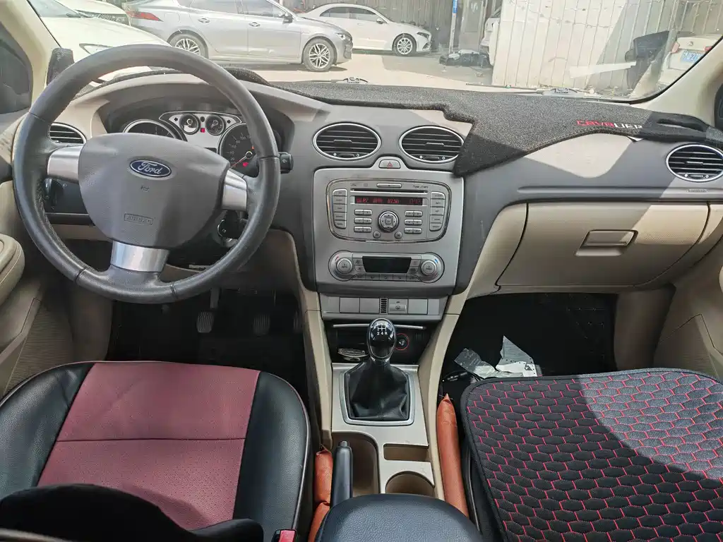 Ford Ford Focus 2013 Hatchback Classic 1.8L Manual Fashion Edition 2014 - thumbnail 5
