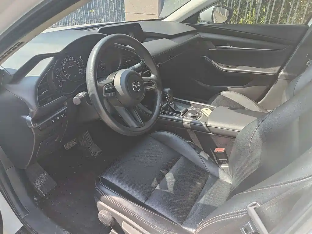 Mazda Mazda 3 Axela 2020 1.5L Automatic Premium Edition 2020 - thumbnail 4