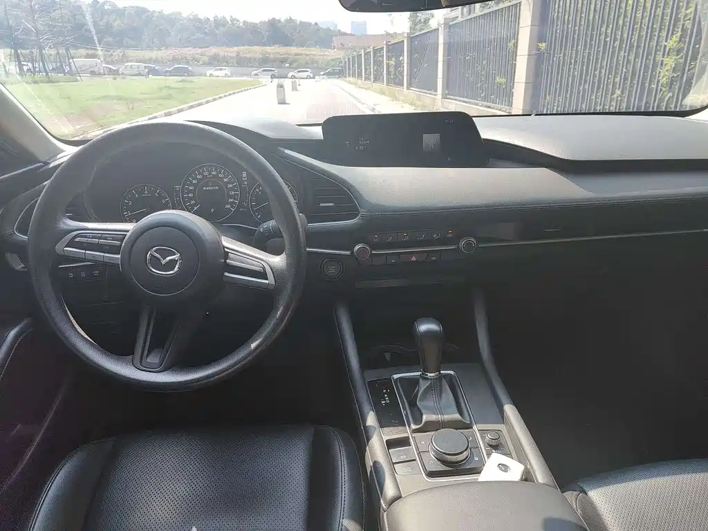 Mazda Mazda 3 Axela 2020 1.5L Automatic Premium Edition 2020 - thumbnail 5