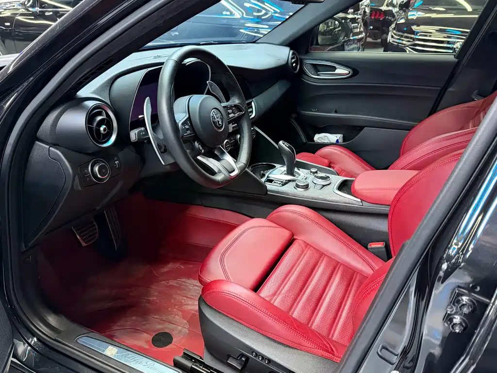 Alfa Romeo Alfa Romeo Giulia 2023 2.0T 280HP QVeloce 2023 - thumbnail 4