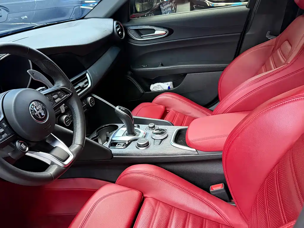 Alfa Romeo Alfa Romeo Giulia 2023 2.0T 280HP QVeloce 2023 - thumbnail 5